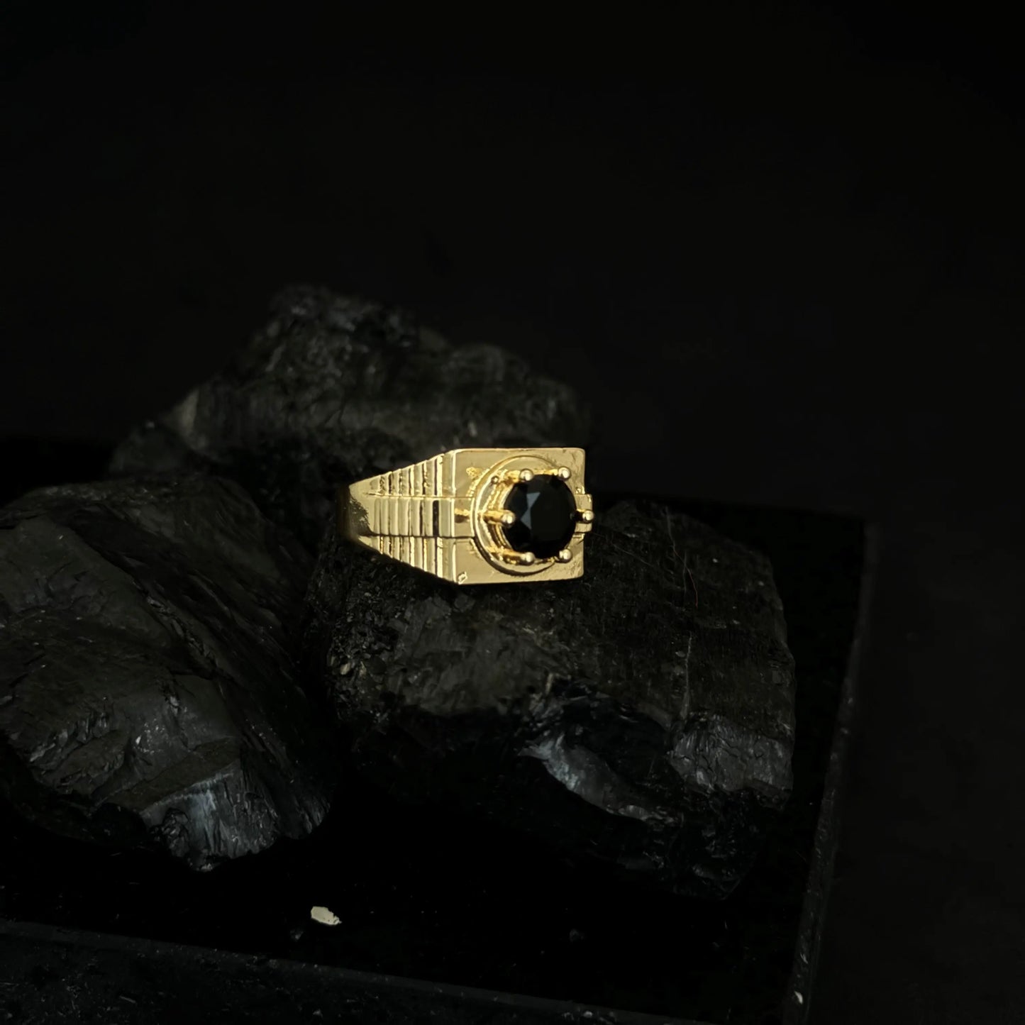 Anillo De Caballero Con Diseño de Grabados Laterales Estilo Escalera y Cristal Negro + Envío Gratis