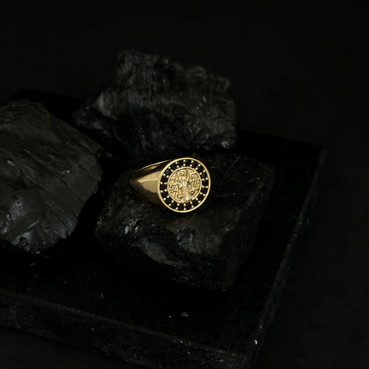 Anillo de Caballero Con Diseño De San Benito Con Cristal Negros + Envío Gratis