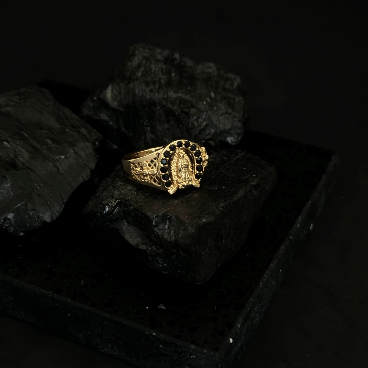 Anillo de Caballero Con Diseño Guadalupe Con Piedras Cristales Negros 2 + Envío Gratis